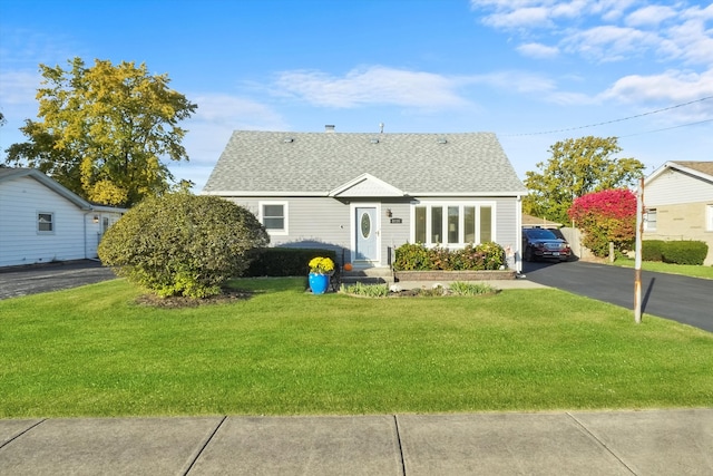 view of front facade featuring a front yard