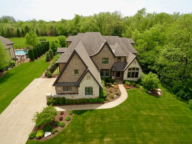 view of front facade featuring a front lawn