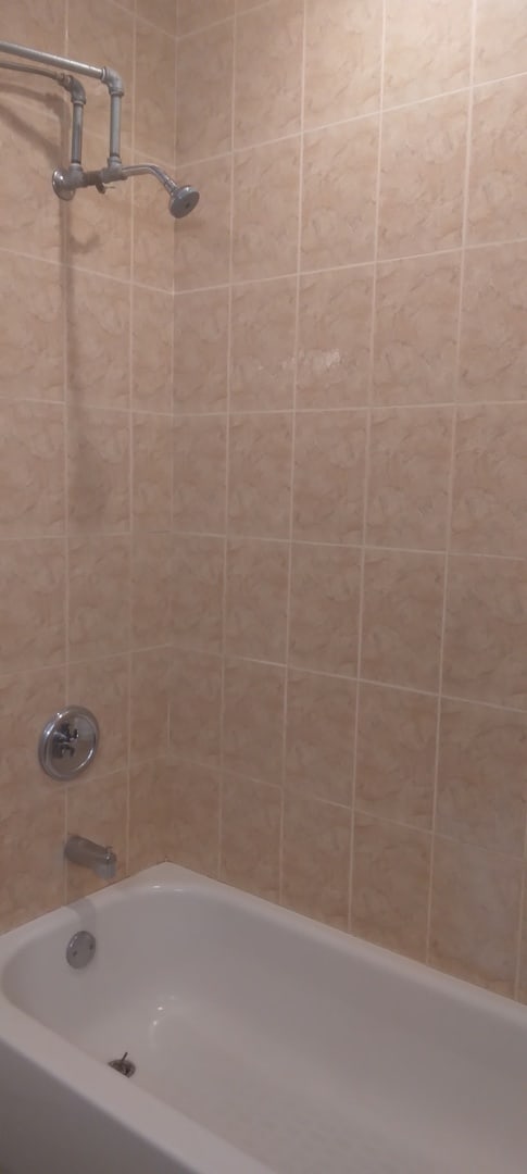 bathroom with tiled shower / bath combo