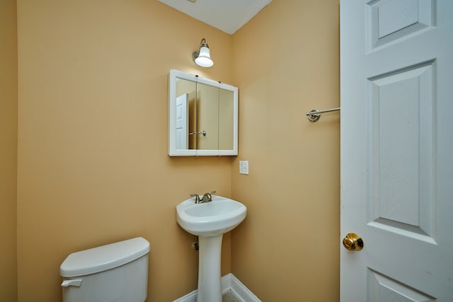 bathroom featuring sink and toilet