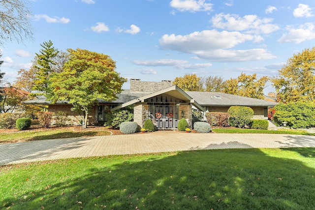 ranch-style house featuring a front yard