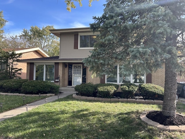 view of front facade with a front yard