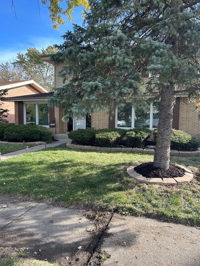 view of front facade featuring a front yard