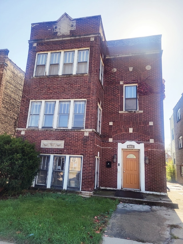 view of front facade with a front yard