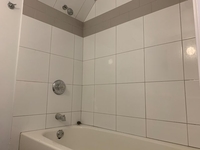 bathroom with tiled shower / bath combo