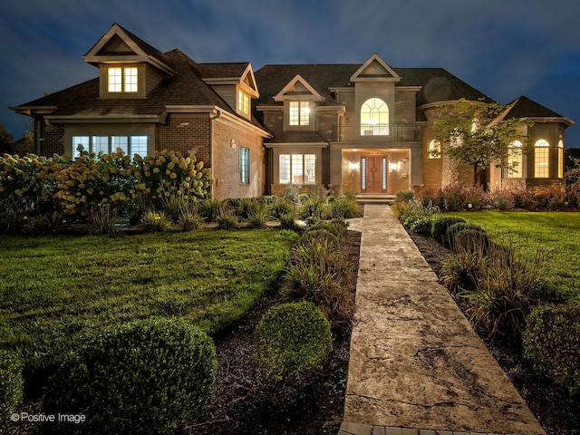 view of front facade with a front lawn