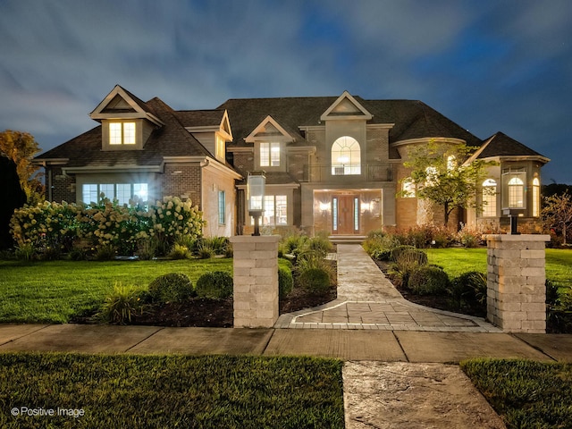 view of front facade with a front yard