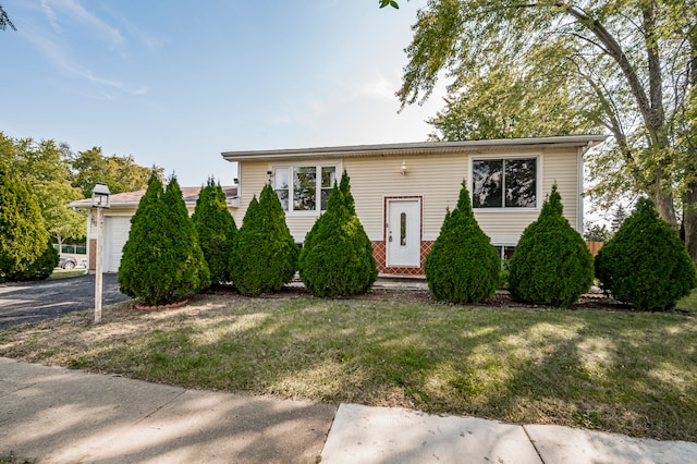 view of front of property with a front yard