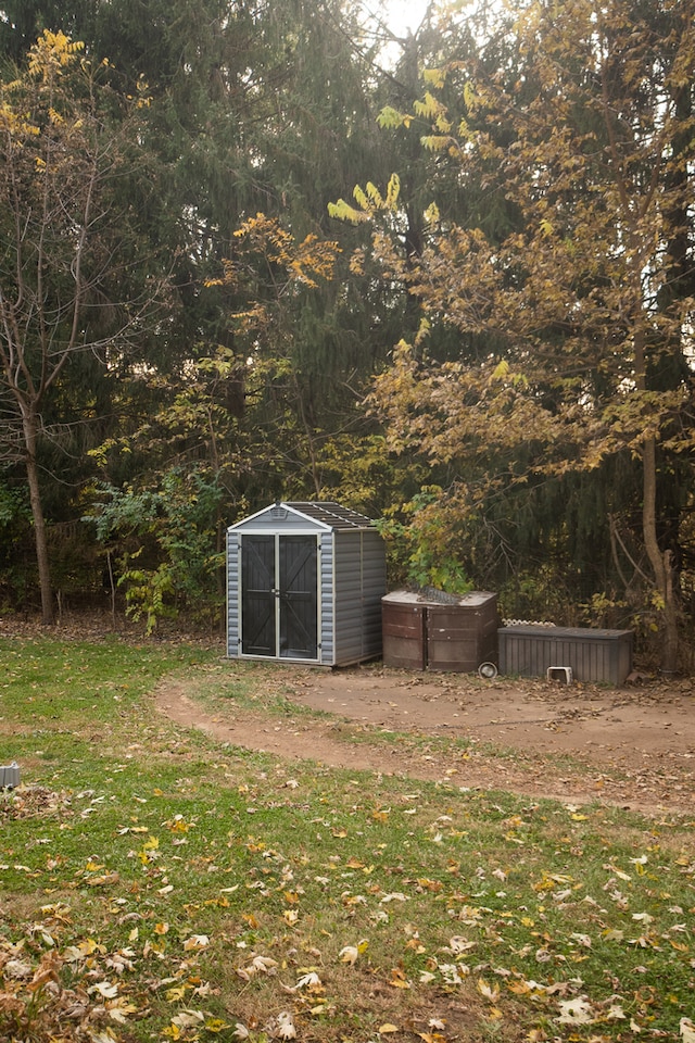 view of yard featuring a storage unit