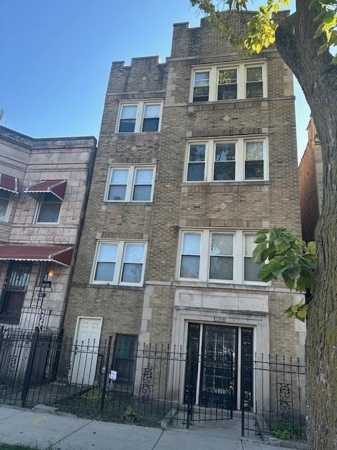 3623 W Flournoy St, Chicago, IL 60624 - view of building exterior with a fenced front yard