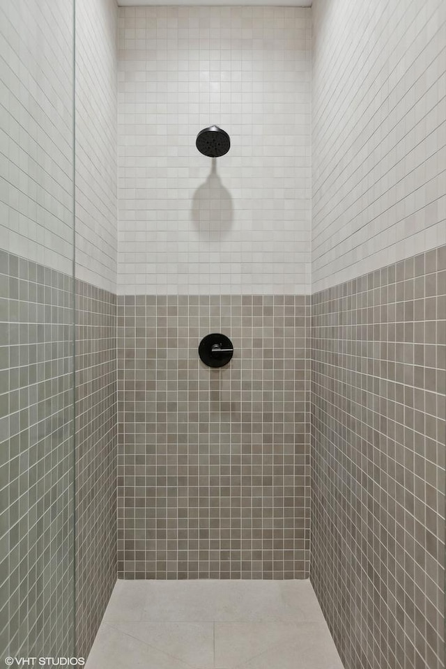 bathroom featuring a tile shower