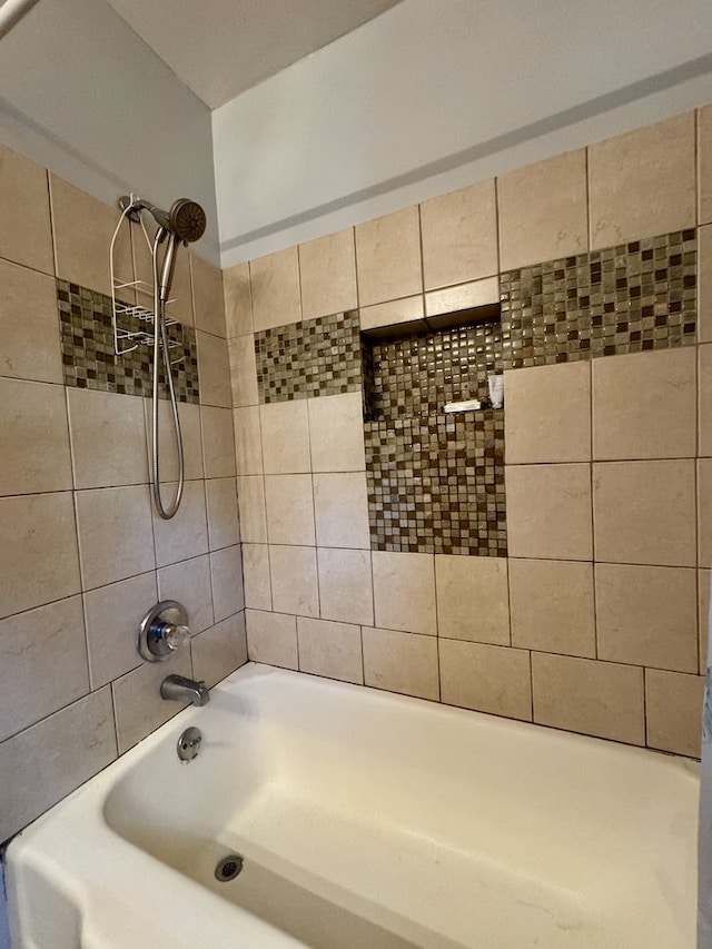 bathroom featuring tiled shower / bath