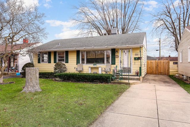 view of front of property featuring a front lawn