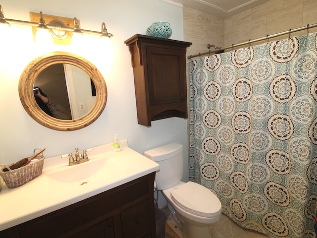 bathroom with toilet, vanity, and curtained shower