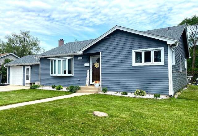 view of front of house featuring a front yard and a garage