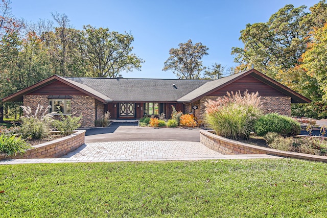 single story home with a front lawn