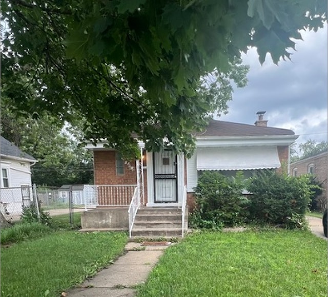 view of front of property featuring a front yard