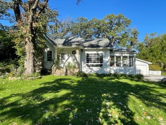 view of front of house with a front lawn and an attached garage