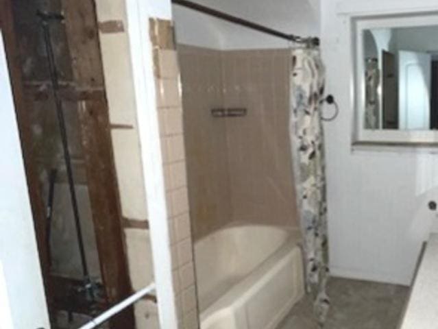 bathroom with shower / bathtub combination with curtain