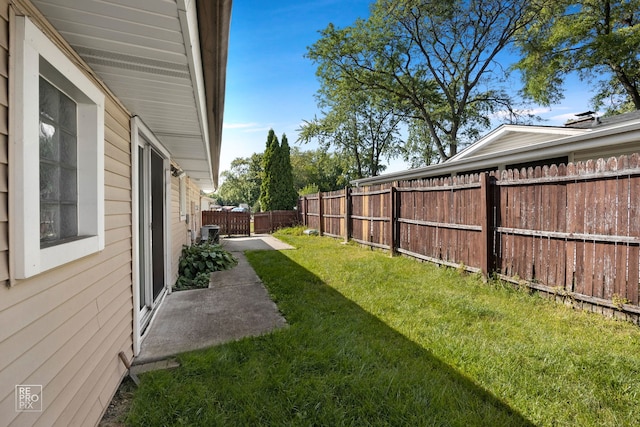 view of yard featuring a patio area