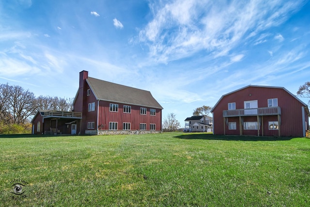 view of yard with a barn