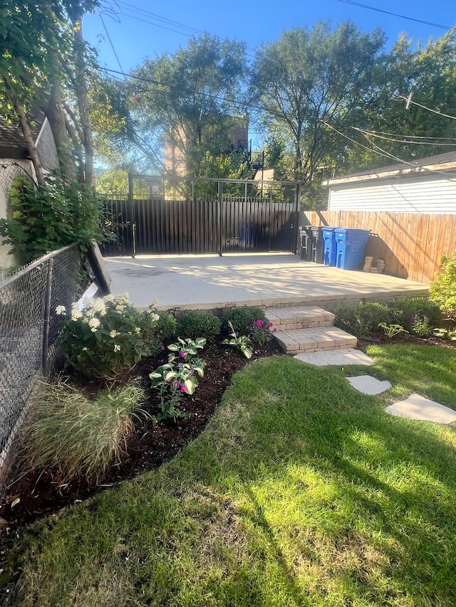 view of yard featuring a patio area