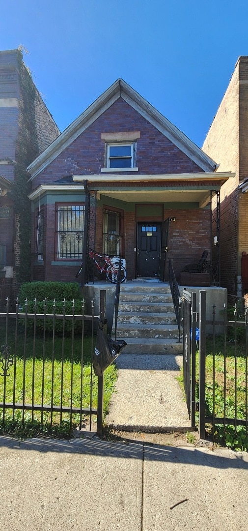 view of front of home featuring a porch and a front lawn