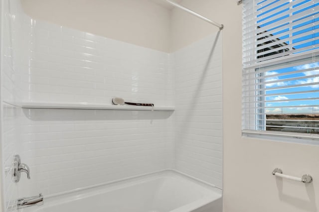 bathroom featuring tiled shower / bath combo