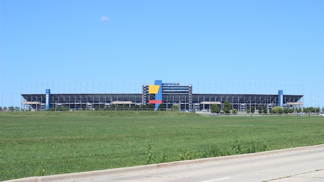 view of property's community featuring a yard