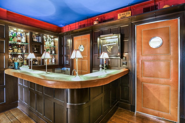 1320 N State Pkwy Unit 14-15Cd, Chicago, IL 60610 - indoor wet bar with hardwood / wood-style floors