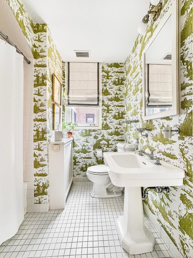 1320 N State Pkwy Unit 14-15Cd, Chicago, IL 60610 - bathroom with wallpapered walls, toilet, curtained shower, and tile patterned flooring