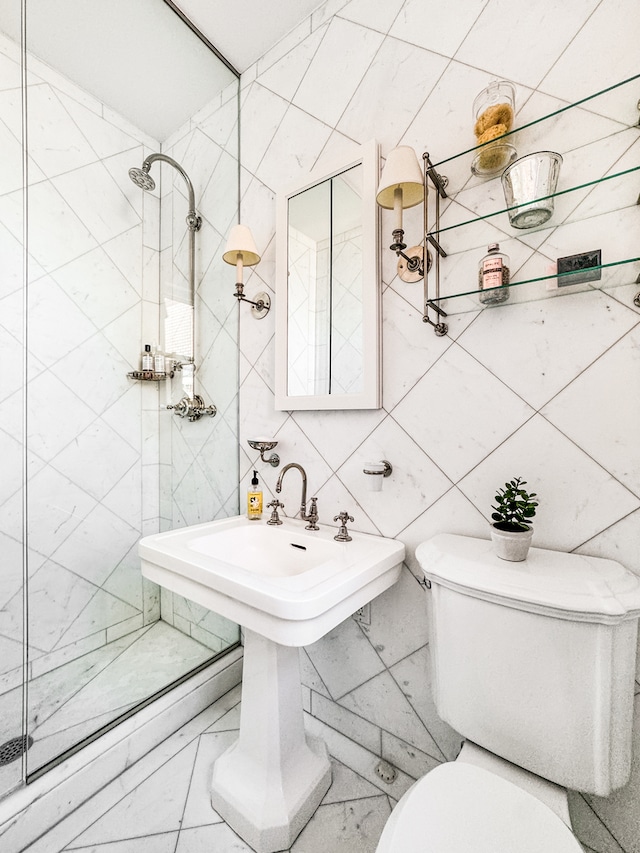 bathroom with a tile shower, toilet, and tile walls