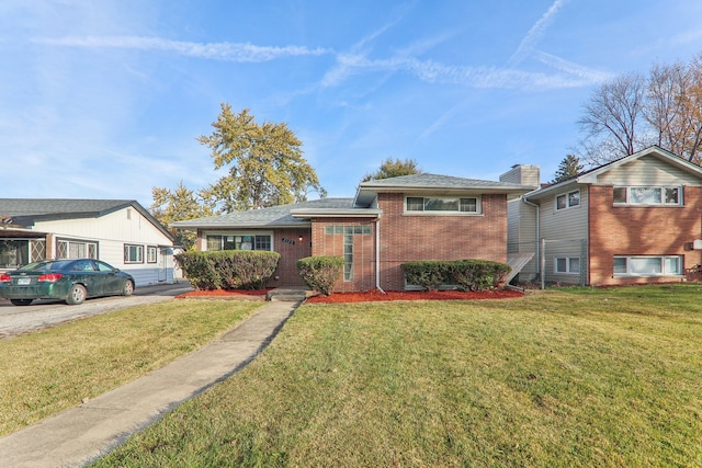 view of front of property featuring a front yard