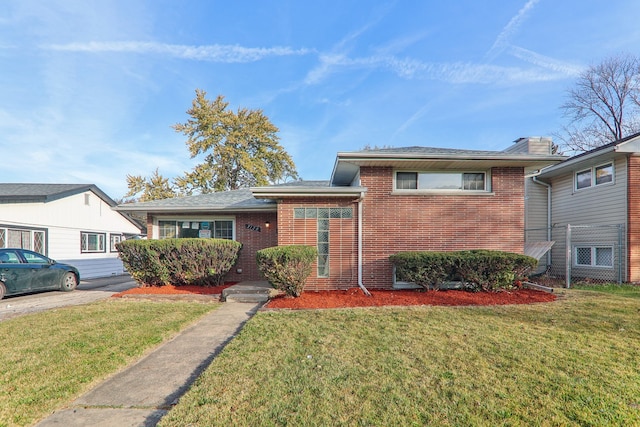 view of front of home featuring a front lawn