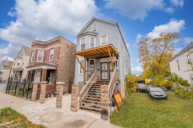 view of front of home featuring a front yard