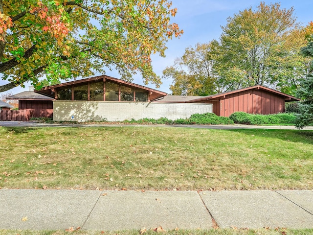 view of front of property featuring a front lawn