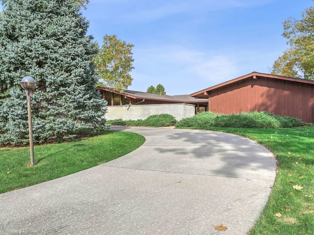 view of front of house featuring a front lawn