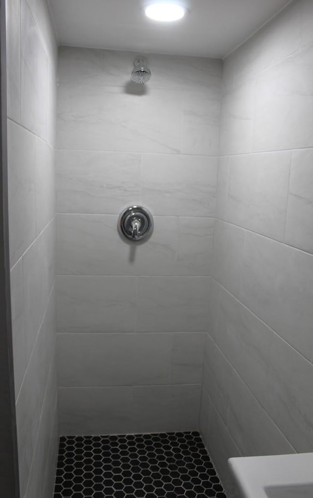 full bath featuring a tile shower