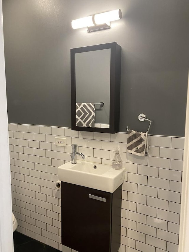 1334 S Wabash Ave Unit B, Chicago, IL 60605 - half bath featuring vanity, toilet, and tile walls