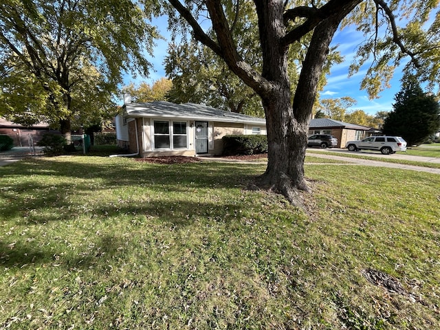 view of front of property featuring a front yard