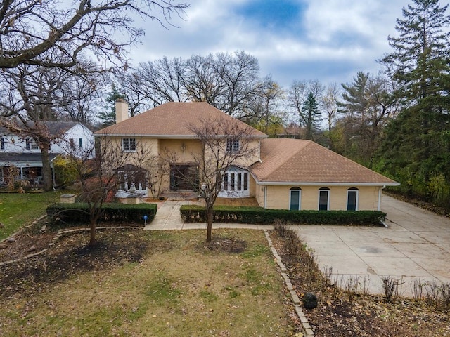 view of front of house featuring a front lawn