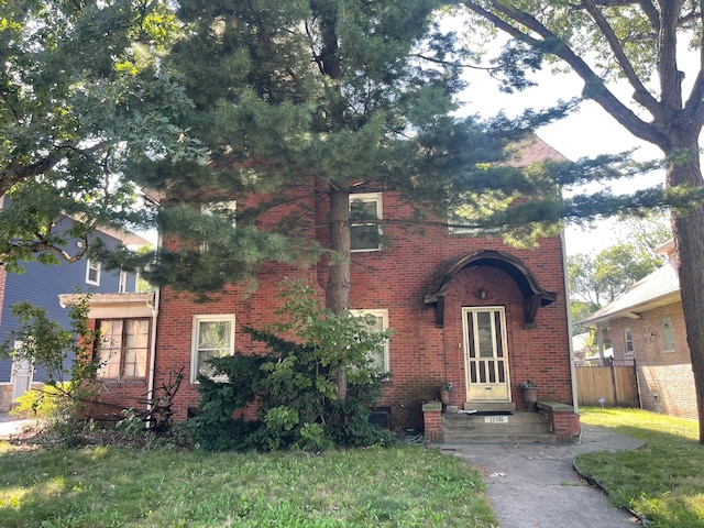 view of front of house with a front lawn