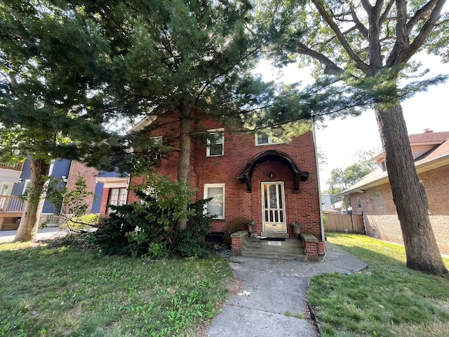 view of front of property with a front lawn