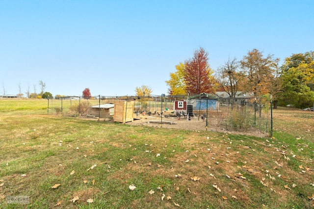 view of yard featuring a rural view