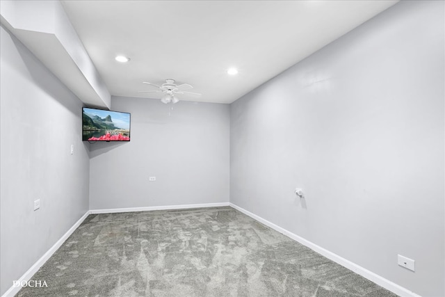 carpeted empty room featuring ceiling fan