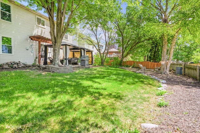 view of yard featuring a pergola