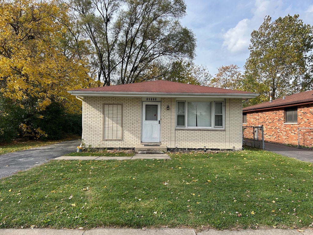 view of front of property featuring a front lawn