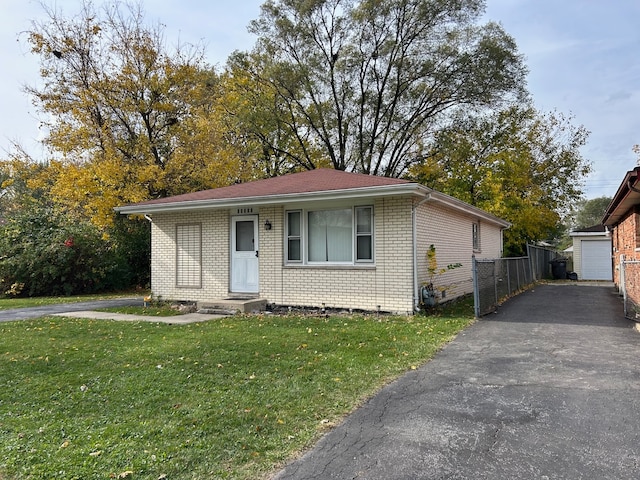 view of front of property with a front lawn