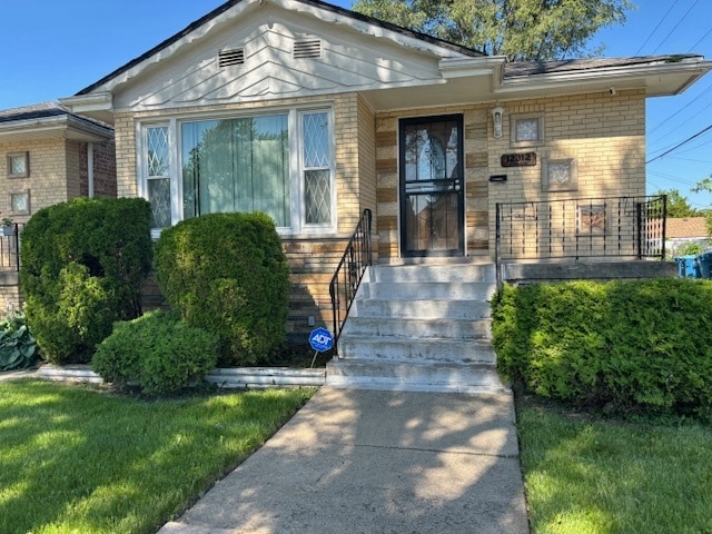 view of front of house with a front yard