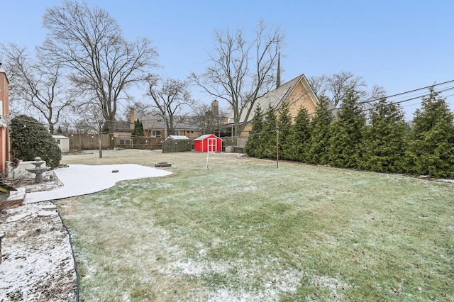 view of yard featuring a shed